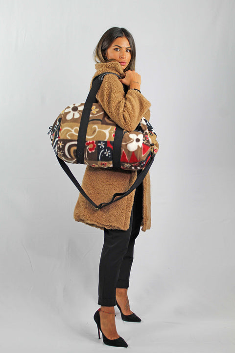 Duffle bag in plush fabric and genuine leather Apiedinudinelparco