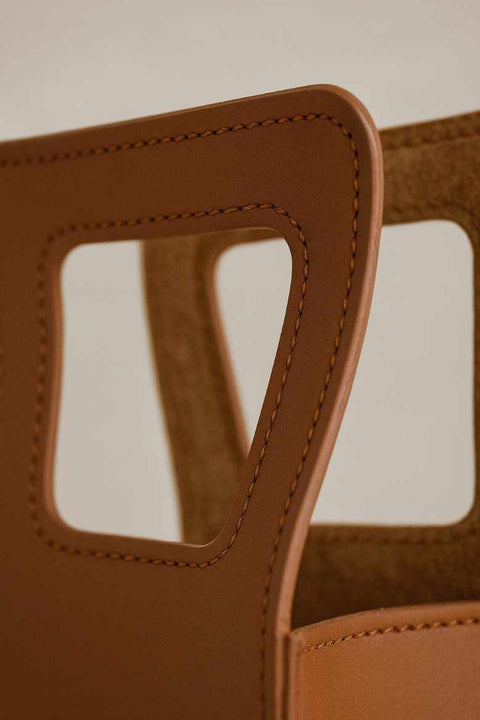 Vertical bottle holder